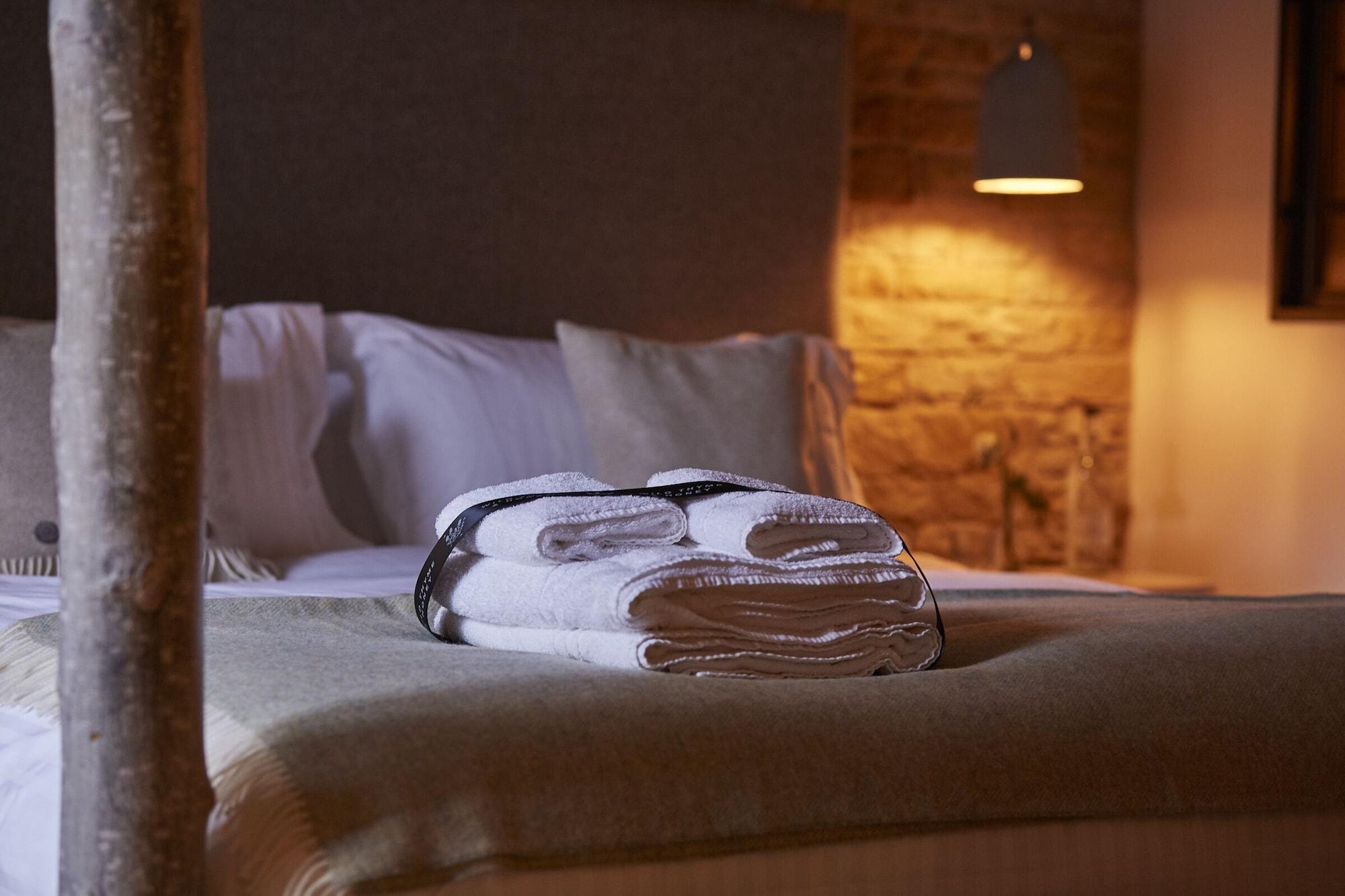 סירנססטר The Crown Of Crucis Country Inn And Hotel מראה חיצוני תמונה