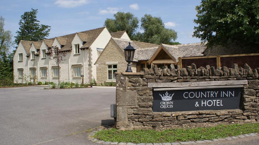 סירנססטר The Crown Of Crucis Country Inn And Hotel מראה חיצוני תמונה